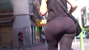  Huge ass pawg makes it jiggle (candid)